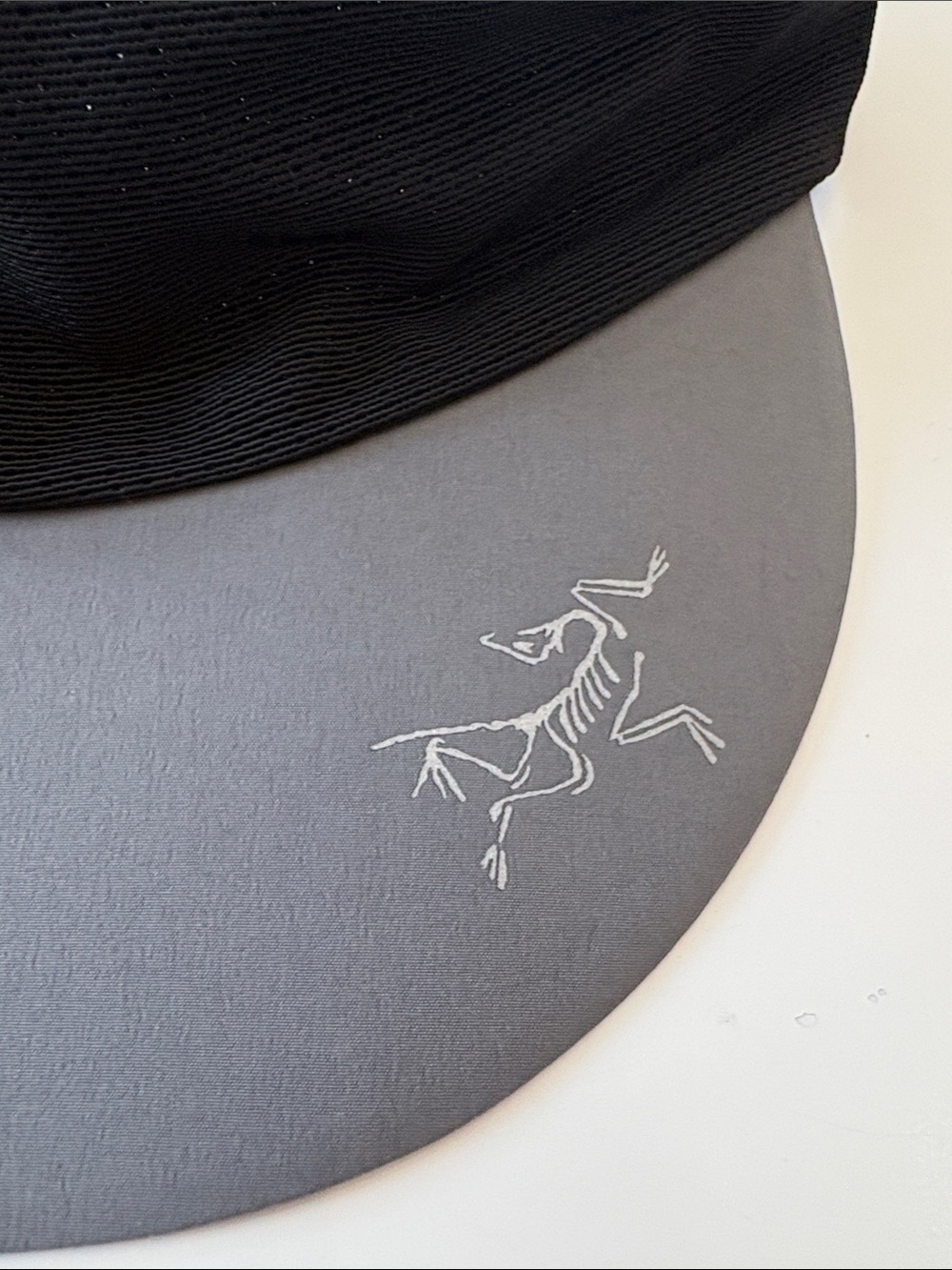 Arc’Teryx Black Mesh Athletic Visor with Gray Trim - Picture 2 of 4